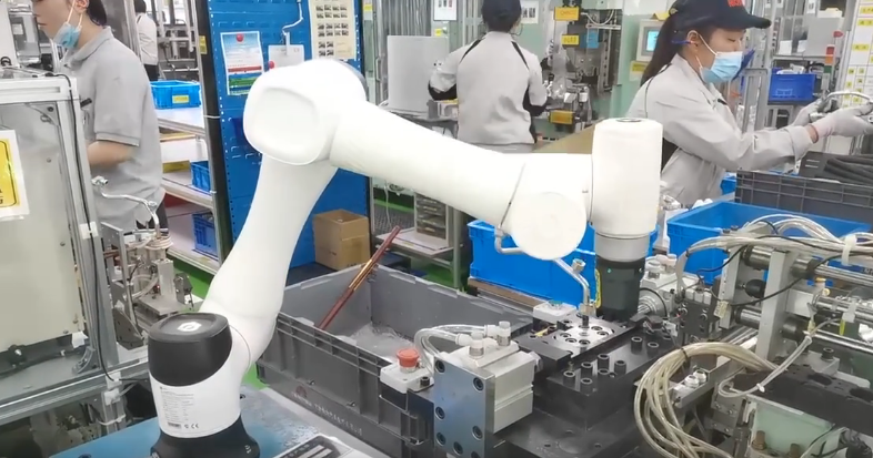 越疆機器人,越疆機器人應用案例,焊接機器人,裝配機器人,越疆協作機器人、油管接頭裝配